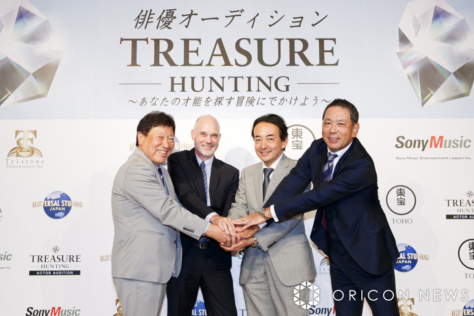 『TREASURE HUNTING』開催発表会見に出席した（左から）山本又一朗氏、J. L. ボニエ氏、市川南氏、村松俊亮氏。