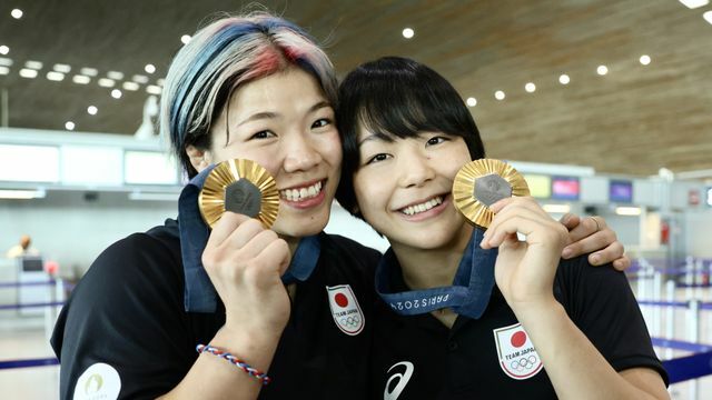 親友同士金メダルを獲得した左からレスリングの鏡優翔選手と藤波朱理選手(写真：日刊スポーツ/アフロ)