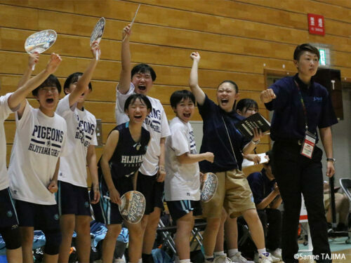 全国大会初出場の比治山女子はベンチも一体となって試合に臨んだ [写真]＝田島早苗