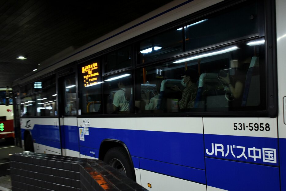 新社名と同じ車体表記の路線バス