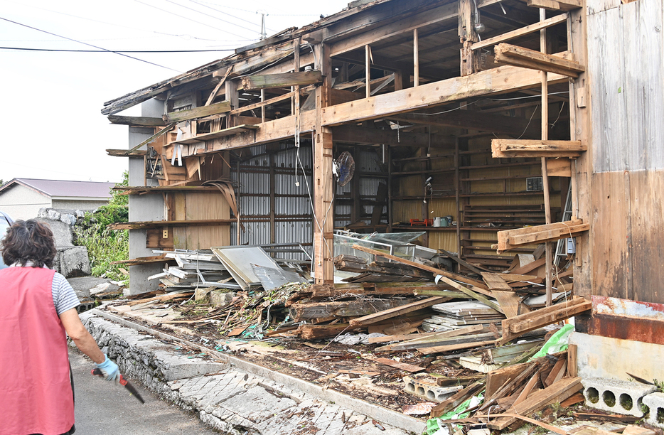 暴風を受け大破した西商店の建物＝29日、鹿児島県喜界町小野津