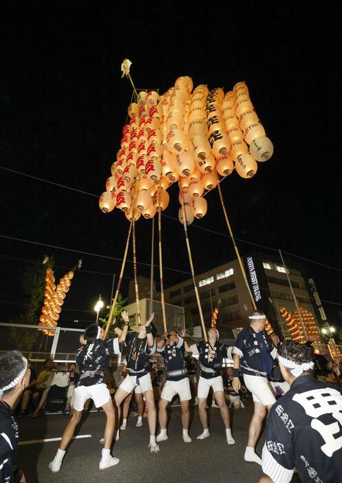 秋田市で始まった「竿灯まつり」＝3日夜