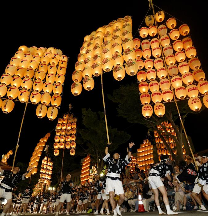 秋田市で始まった「竿灯まつり」＝3日夜