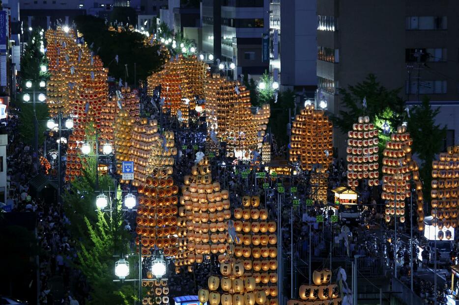 秋田市で始まった「竿灯まつり」。黄金色の竿灯が、街を照らした＝3日夕