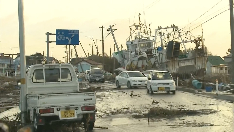 東日本大震災翌日の相馬市　漁船が道路に乗り上げていた