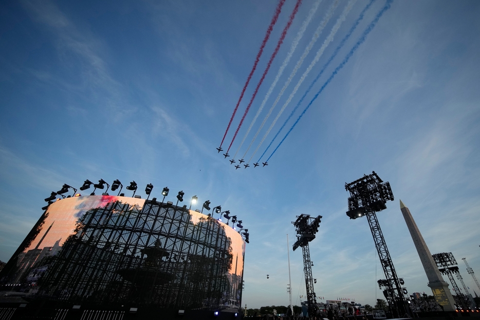 フランス航空宇宙軍のジェット機が開会式を彩った（写真・AP/アフロ）