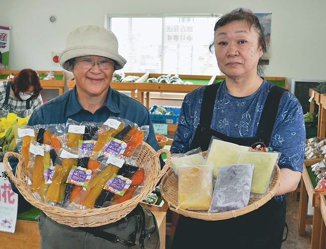 ファーマーズマーケット亀ちゃんで干し芋やペーストなどサツマイモ加工品をPRする安川副部長（左）と女性部員（北海道函館市で）