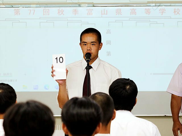 抽選番号を引く未来富山の選手＝富山市民球場