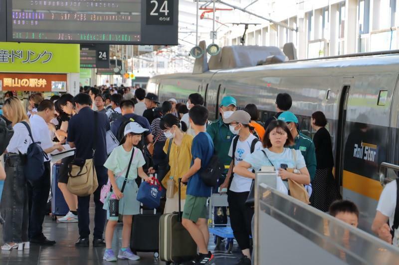 家族連れらで混雑するJR岡山駅の新幹線上りホーム。台風の影響で急きょ新幹線を利用した人もいた＝17日午前8時53分