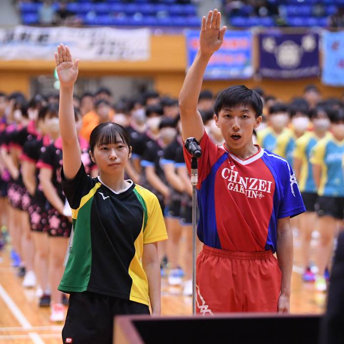 選手宣誓を行った鎮西学院高男子卓球部の寺井主将（右）と女子卓球部の野田主将