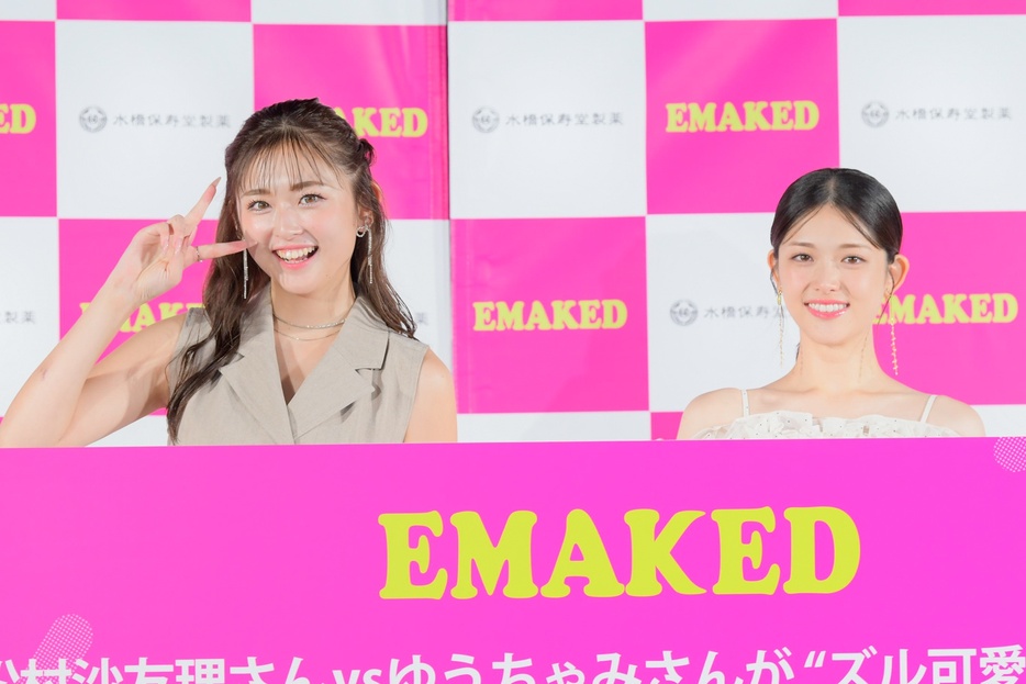 「EMAKED(エマーキット)新CM＆新パッケージ発表会」に登壇したゆうちゃみ、松村沙友理(写真左から)