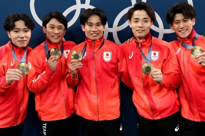 自身のSNSでパリ五輪のメダルケースを紹介した体操男子の谷川（左から２人目）。(C)Getty Images