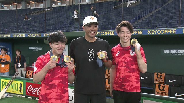 左から岡慎之助選手、阿部慎之助監督、杉野正尭選手(画像:日テレジータス)