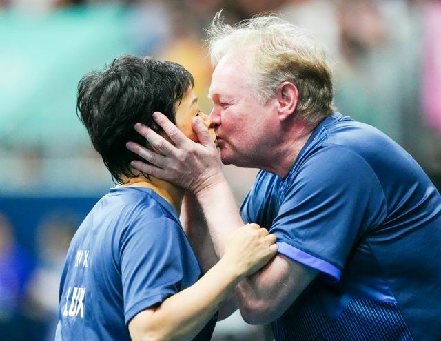 61歳の卓球ルクセンブルク代表選手が夫であるコーチとキス(写真：日刊スポーツ/アフロ)