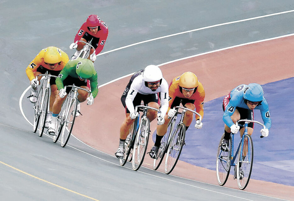 白熱のレースを繰り広げる選手＝４月、富山市の富山競輪場