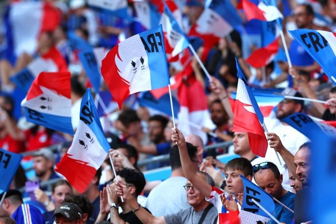 スタンドで国旗を振るフランスサポーター。(C)Getty Images