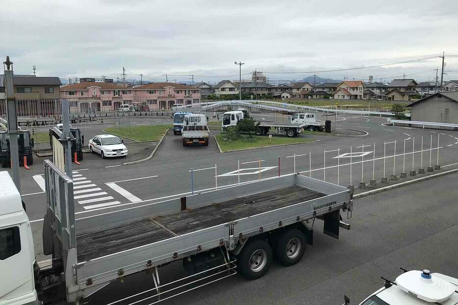 日本各地に点在している自動車教習所。敷地の広さや規模の違いはあるが、指定自動車教習所では、3つ存在する基準に適合していなければ公認を受けることができない。なので、仮免許まで取得できる教習所はどこでも必ず同じコースが設置されている。