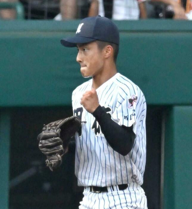 　完封勝利し、拳を握る明徳義塾・池崎