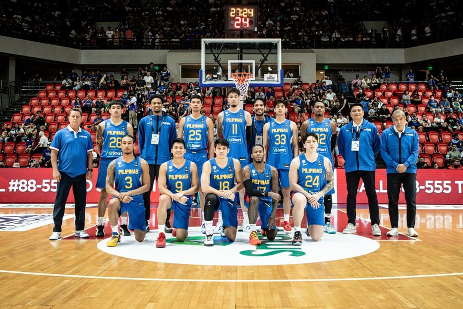 FIBAアジアカップ2025予選のチャイニーズ・タイペイ戦にエントリーしたフィリピン代表の面々。後列左から2番目にキンバオがいるが、カイ・ソット、カール・タマヨ、クリス・ニューサム、ドワイト・ラモスら、日本のファンにも親しみのある顔が並んでいる