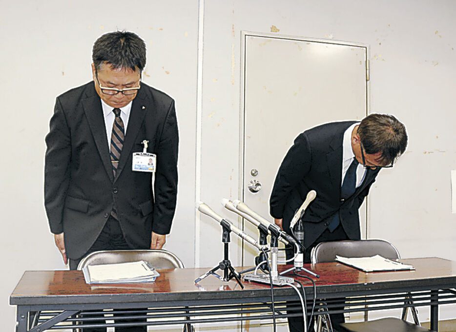 謝罪する土肥課長（左）と藤田校長＝富山県庁