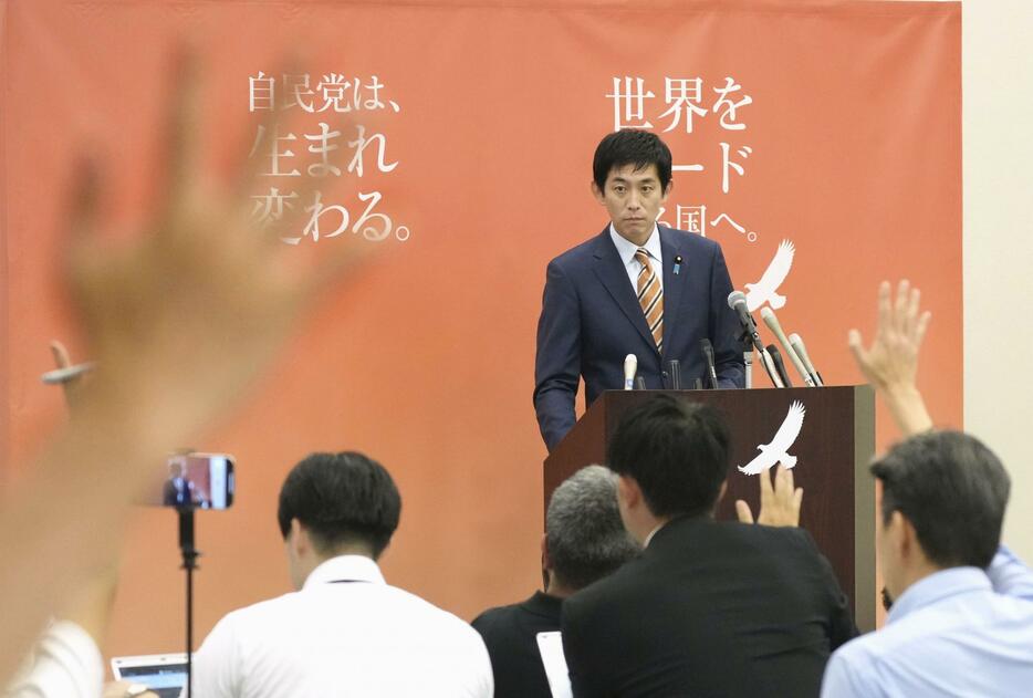 記者会見で自民党総裁選への立候補を表明した小林前経済安保相＝19日午後、国会