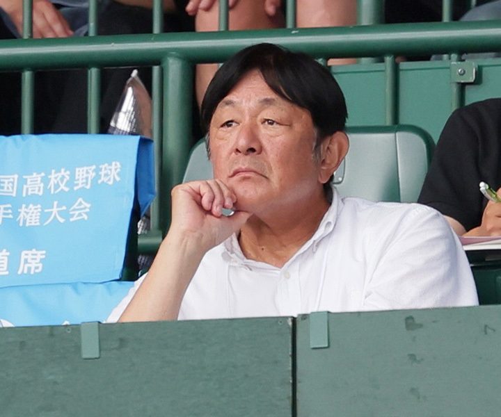 早実OBの荒木大輔氏は甲子園で母校の試合を観戦した[写真=牛島寿人]