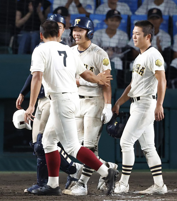 甲子園とは白球を通じて「友情」が芽生える場でもある[写真=田中慎一郎]