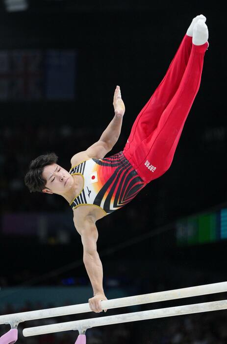 男子種目別平行棒決勝　演技する岡慎之助＝パリ（共同）