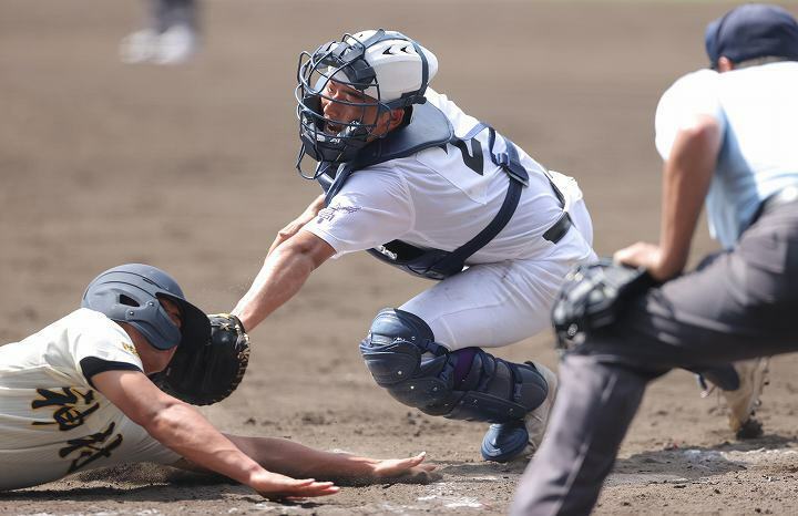 関東第一は９回のピンチを凌ぎ切って初の決勝進出を決めた。写真：産経新聞社