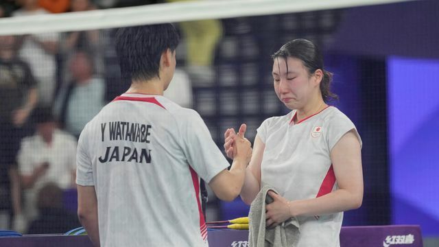 準決勝で世界1位の中国ペアに敗れた渡辺勇大選手、東野有紗選手ペア(写真:AP/アフロ)