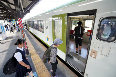 １３日ぶりに運行再開したＪＲ大船渡線の列車に乗り込む市民ら＝７日午後４時１０分ごろ、一関市・ＪＲ一ノ関駅