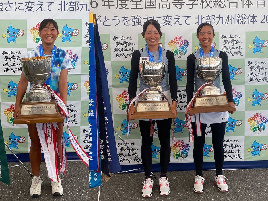 写真は左から個人戦女子シングルス優勝の野口紗枝（法政二3年）、女子ダブルス優勝の網田永遠希（野田学園3年）、川崎このは（野田学園2年）（写真提供◎全国高体連テニス専門部 / 北部九州総体テニス競技）