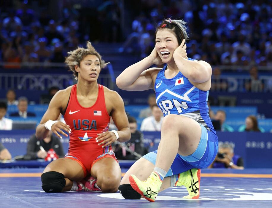 女子76キロ級決勝　米国選手（左）を破り、金メダルを獲得した鏡優翔＝パリ（共同）