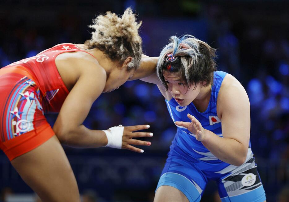 女子76キロ級決勝　米国選手と対戦する鏡優翔＝パリ（共同）