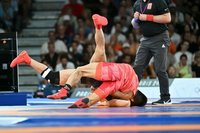 耐えている相手の右肩をつぶしにいく文田健一郎選手(写真：エンリコ/アフロスポーツ)