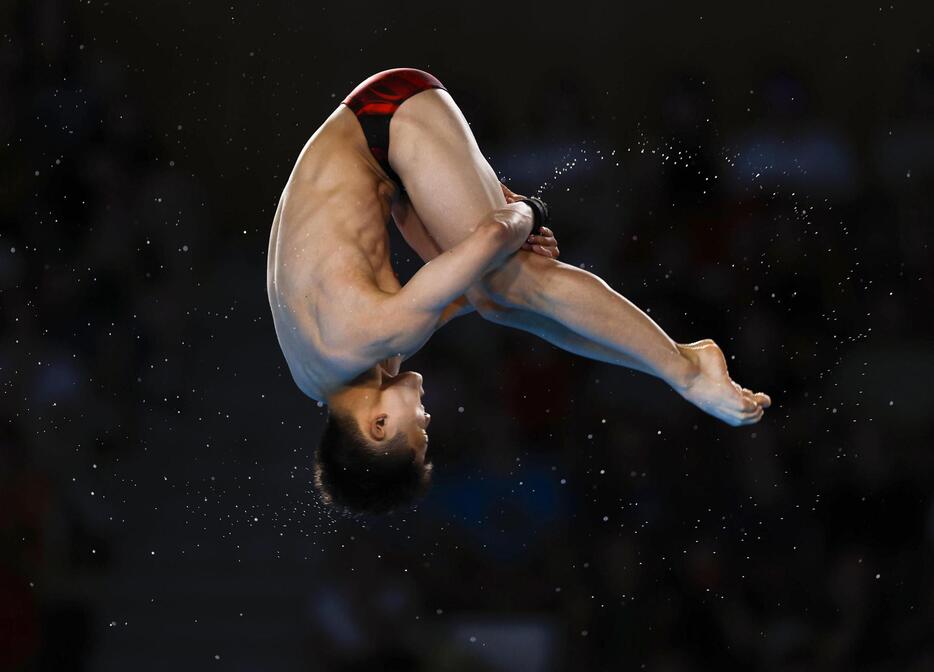 男子高飛び込み予選　演技する玉井陸斗＝パリ郊外（共同）