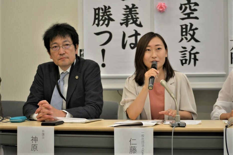 7月18日、判決後の報告集会で訴訟を振り返る仁藤夢乃氏（右）と神原元弁護士。（撮影／平畑玄洋）