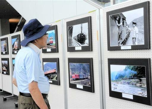 県内を駆ける鉄道を捉えた南正時さんの写真展=8月5日、福井県福井市のアオッサ