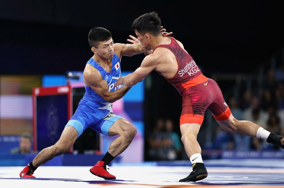 男子グレコローマン60キロ級準決勝　キルギス選手と対戦する文田健一郎＝パリ（共同）