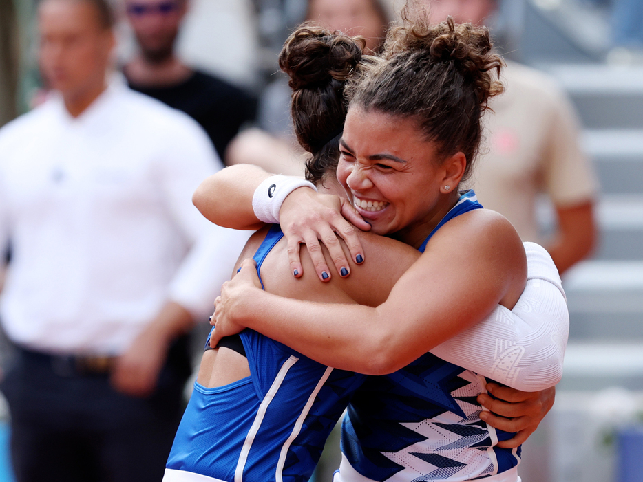 「2024パリ五輪テニス競技」（フランス・パリ）の女子ダブルスで金メダルを獲得したサラ・エラーニ（左）／ジャスミン・パオリーニ（イタリア）（Getty Images）