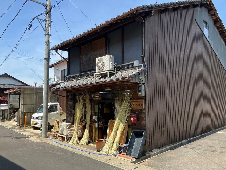 こぢんまりとした建物は工房のようで…