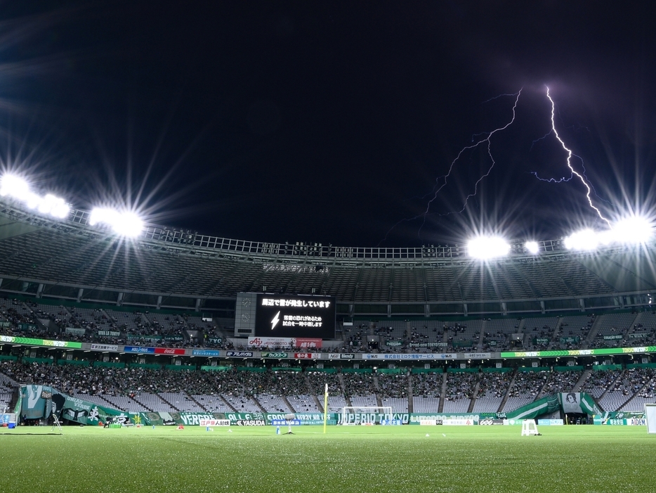 雷雨で1時間半の中断に見舞われた(J.LEAGUE)