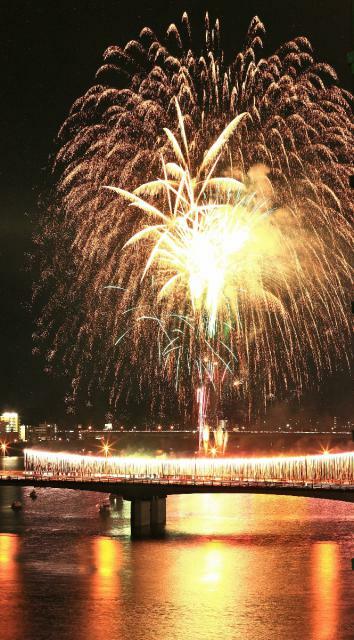 約１万発の花火が夏の夜空を彩った第７６回みやざき納涼花火大会＝３日午後、宮崎市川原町