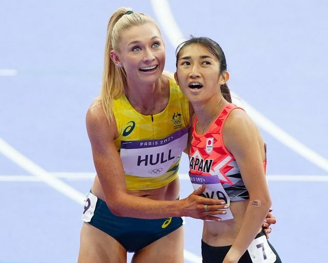 レース後、他国の選手と健闘をたたえあう田中希実選手(右)【写真：日刊スポーツ/アフロ】