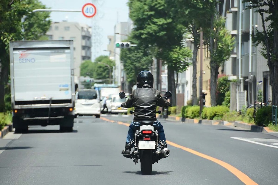 停車車両は後方視界の悪い配送のトラックなどが多い。当然右に寄って避けて通過することになるが、その際どんなことに注意すべきだろうか。