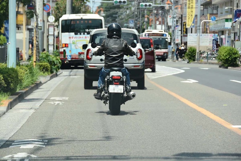 少し混んでいる道を四輪車の後ろについて走っている。前方を走行する車両が速度を落とした場合に、どんなことに注意すべきだろうか。