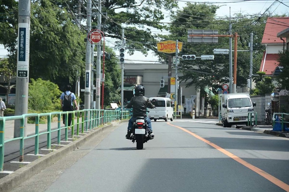 走行している車線の前方には、特に障害などは見られない。ただ、対向車線には停車車両がいる。このシチュエーションでは、どんなことに注意すべきだろうか。