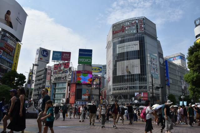 渋谷のスクランブル交差点前。多くの若者でにぎわっています