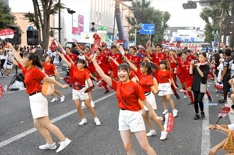 「ドンワッセ」のかけ声に合わせて踊る参加者