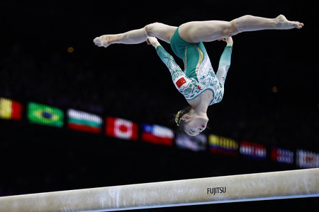 第52回世界体操競技選手権、女子種目別平均台決勝に臨む中国の周雅琴（2023年10月8日撮影）。